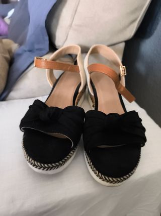 Sandalias cuña negras y marrón