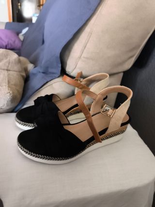 Sandalias cuña negras y marrón