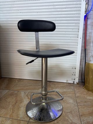 Sgabello con schienale regolabile nero e base cromata