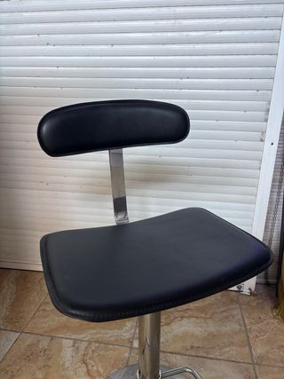 Sgabello con schienale regolabile nero e base cromata