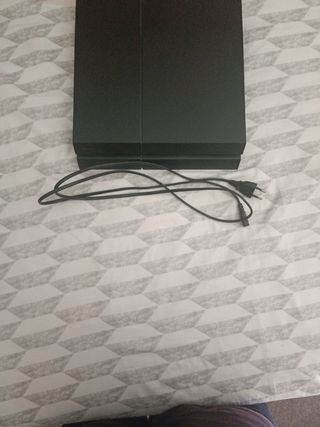 PS4 (PlayStation 4) negra + 3 JUEGOS