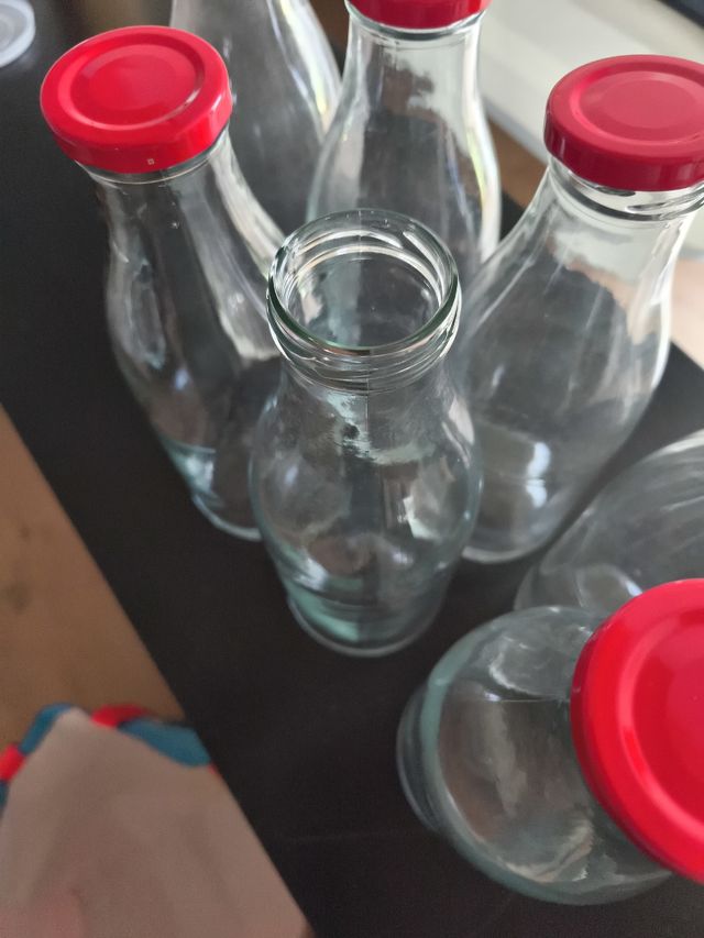 7 Botellas cristal tapa roja