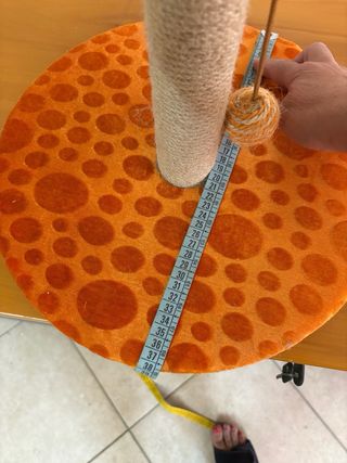 Tiragraffi per gatti grigio-arancio