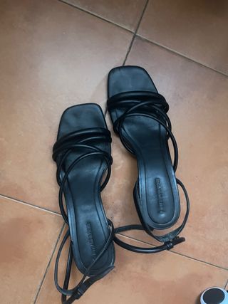 Sandalias Stradivarius negras tacón bajo