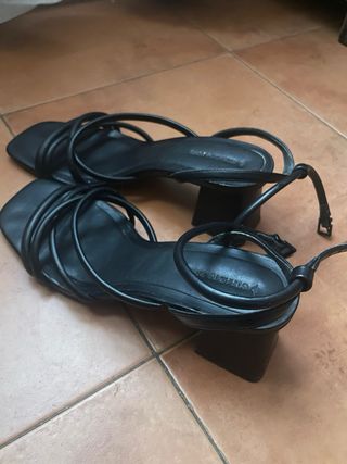 Sandalias Stradivarius negras tacón bajo