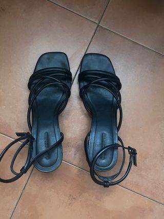 Sandalias Stradivarius negras tacón bajo