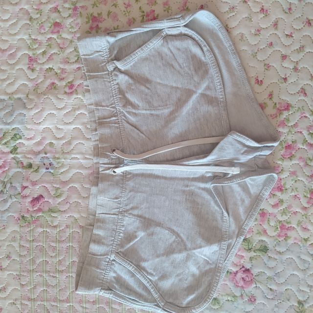 Shorts deportivos grises