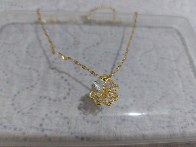 Collar con dije trébol dorado