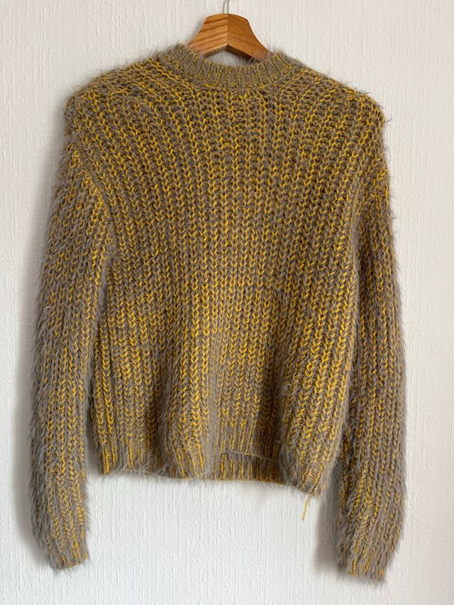Suéter gris y amarillo