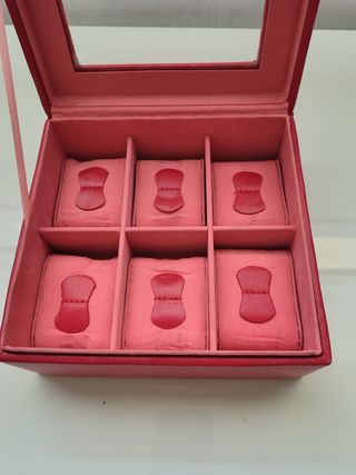 Relojero rojo de piel y cristal para 6 relojes