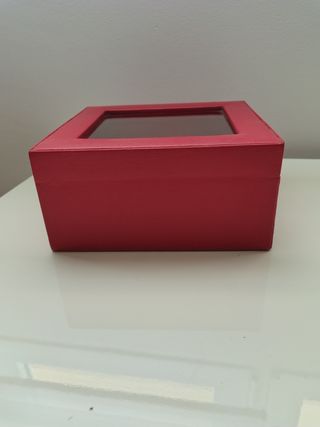 Relojero rojo de piel y cristal para 6 relojes