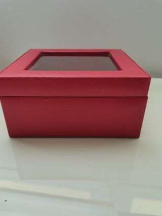 Relojero rojo de piel y cristal para 6 relojes