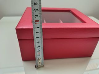 Relojero rojo de piel y cristal para 6 relojes