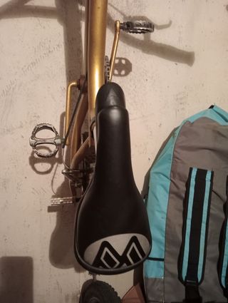 Bicicleta Monty BMX dorada.