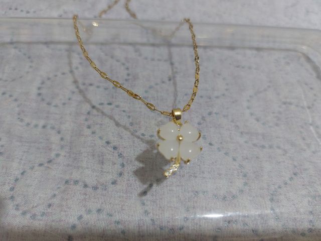 Colgante trébol blanco y dorado