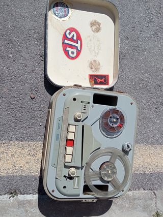 Magnetófono vintage beige y gris