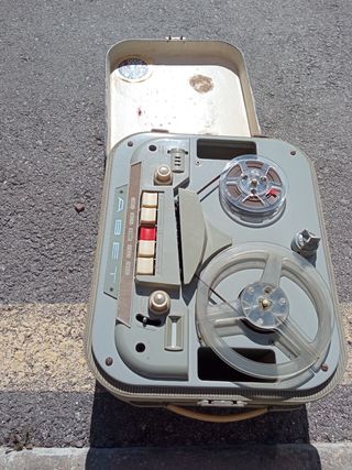 Magnetófono vintage beige y gris