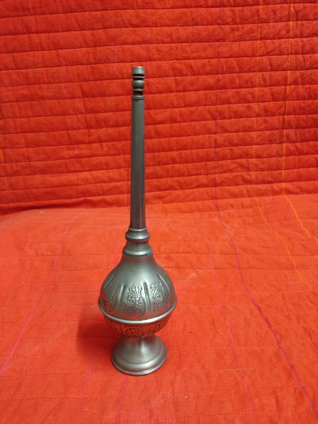 Rociador antiguo de metal