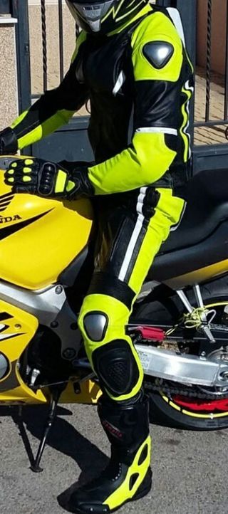 Monos cuero moto Talla M el amarillo y xs el fusia
