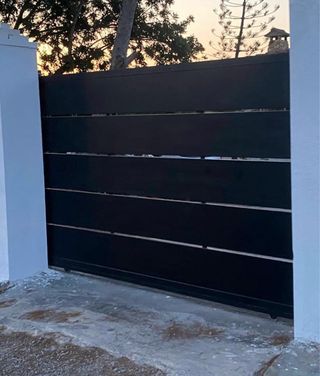 Puerta de entrada coche