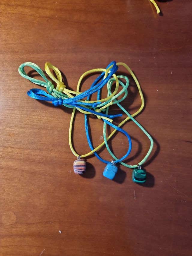 Colgantes piedras naturales e hilo de seda.