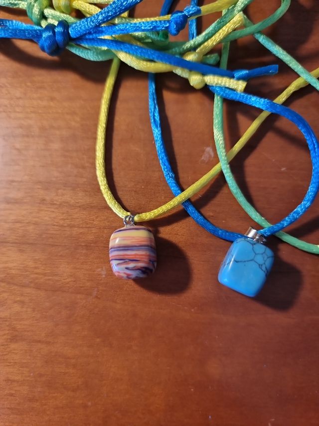 Colgantes piedras naturales e hilo de seda.