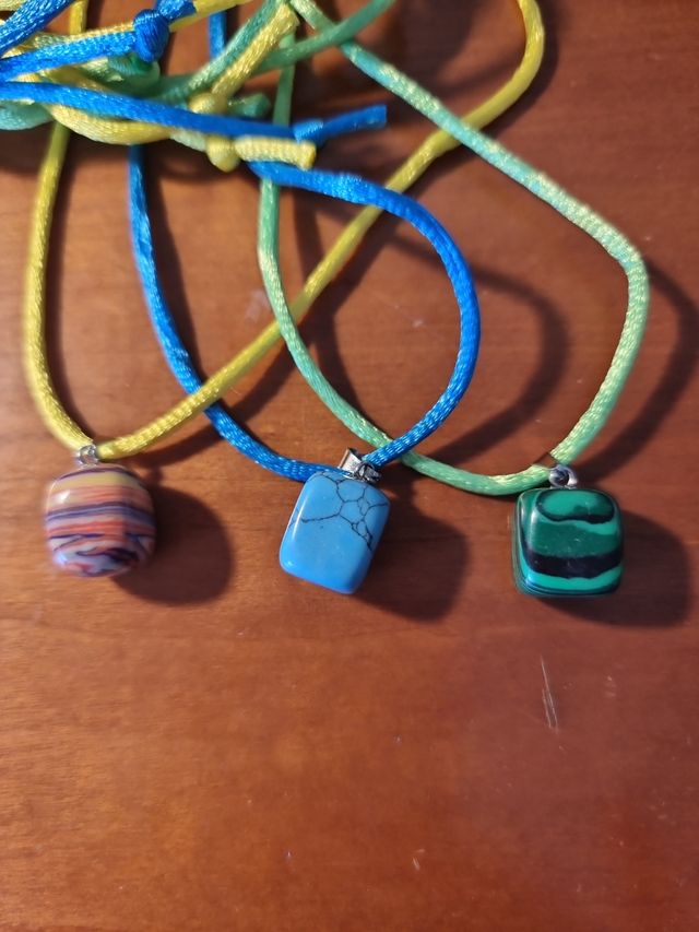 Colgantes piedras naturales e hilo de seda.