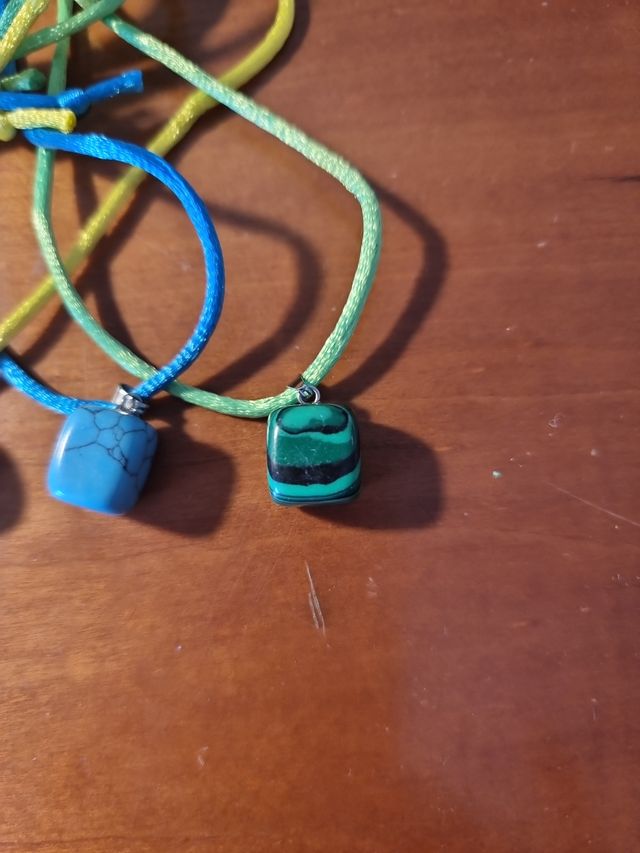 Colgantes piedras naturales e hilo de seda.