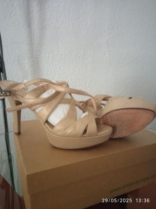 Sandalias Unisa doradas