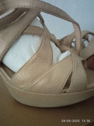 Sandalias Unisa doradas