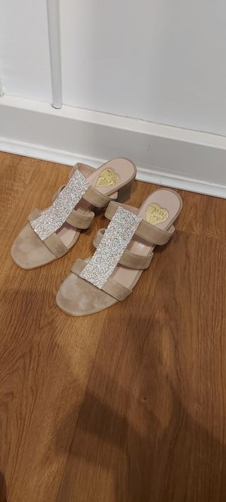 Sandalias tacón ancho beige-plata