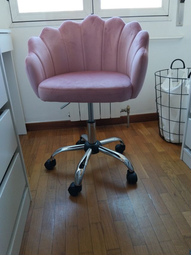 Silla giratoria rosa terciopelo.