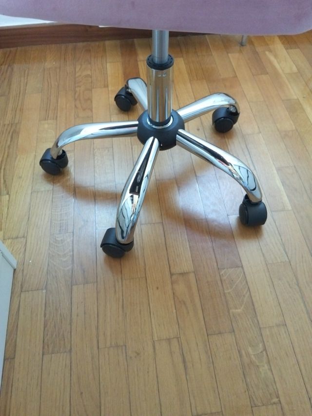 Silla giratoria rosa terciopelo.