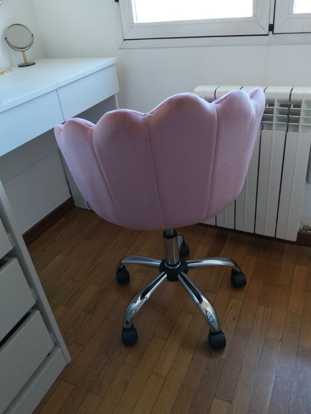 Silla giratoria rosa terciopelo.