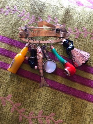 Broche de Oro con Colgantes