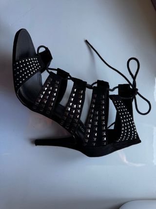 Sandalias tacón negras con tachuelas