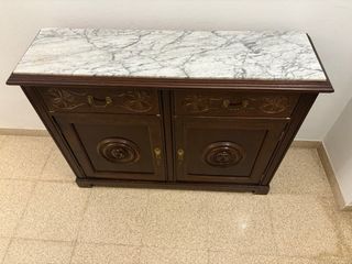 Recibidor antiguo de madera y mármol