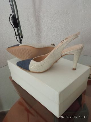 Zapatos tacón descubiertos por atrás.