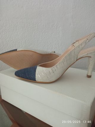 Zapatos tacón descubiertos por atrás.