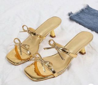 Tacones dorados de tacón bajo