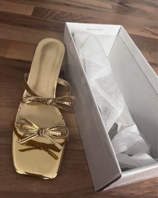 Tacones dorados de tacón bajo