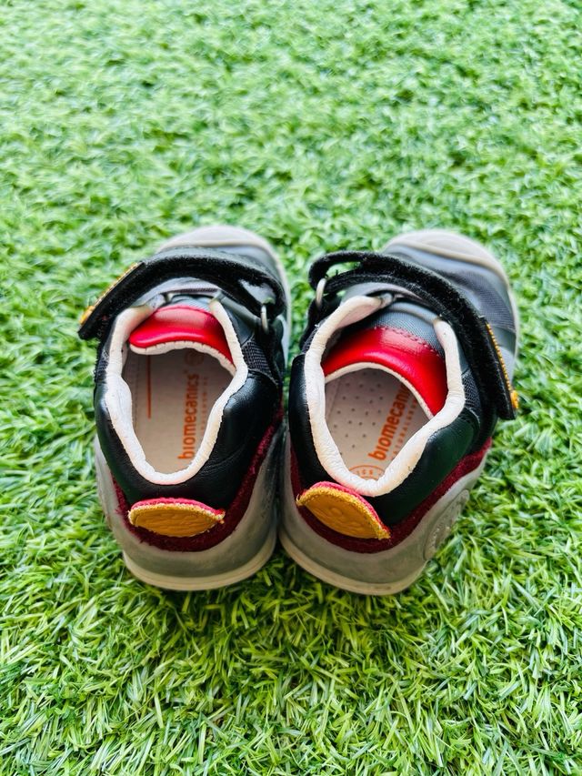 Zapatos Biomecanics talla 19