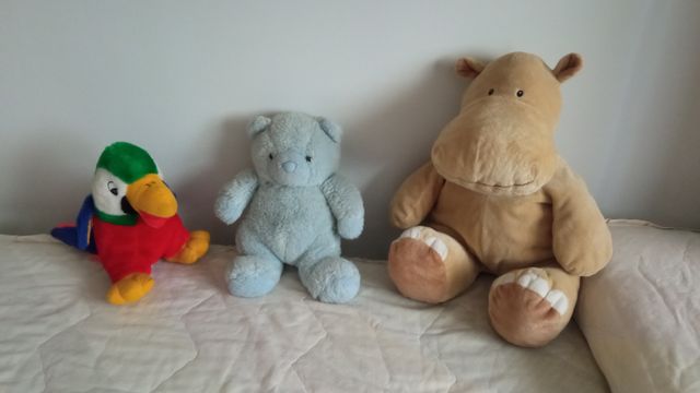 3 Peluches: Oso, Hipopótamo, Loro, 5€ cada uno.
