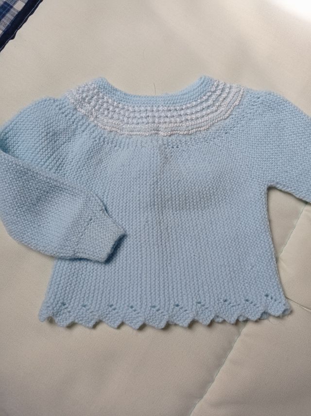 Chaquetita bebé tejida a mano