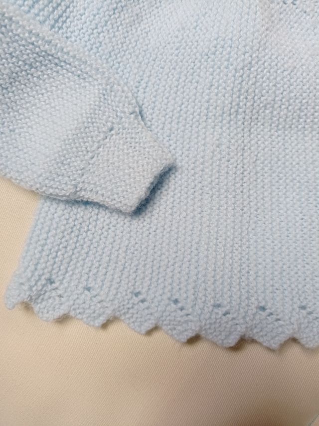 Chaquetita bebé tejida a mano