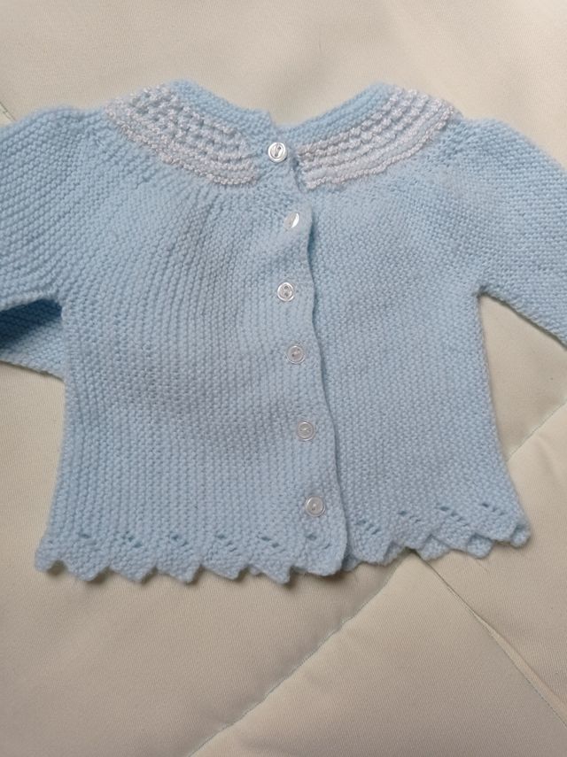Chaquetita bebé tejida a mano