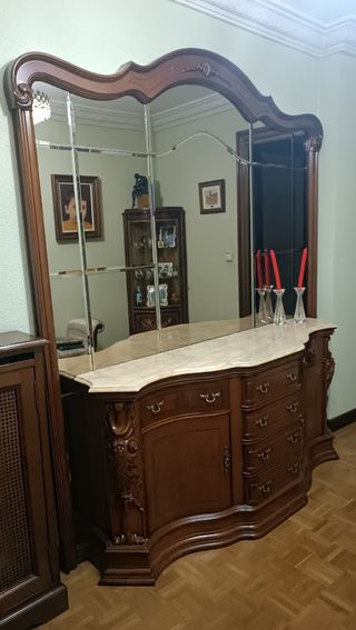 URGE.Recibidor madera y mármol clásico.