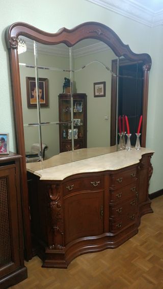 URGE.Recibidor madera y mármol clásico.