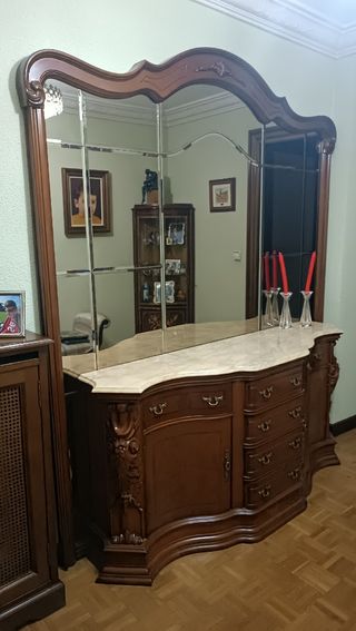 URGE.Recibidor madera y mármol clásico.