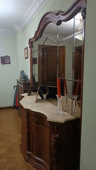 URGE.Recibidor madera y mármol clásico.
